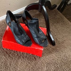 Tahari black open toe shoe ankle boat, wear twice